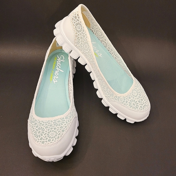 Skechers White Flats with Lace Detail - Picture 1 of 12